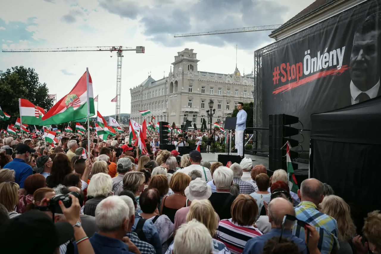 Призыв Орбана к протесту против отстранения президента Венгрии не получил массовой поддержки.