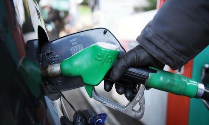 Carburanţii s-ar putea ieftini din nou. Foto: dcnews.ro
