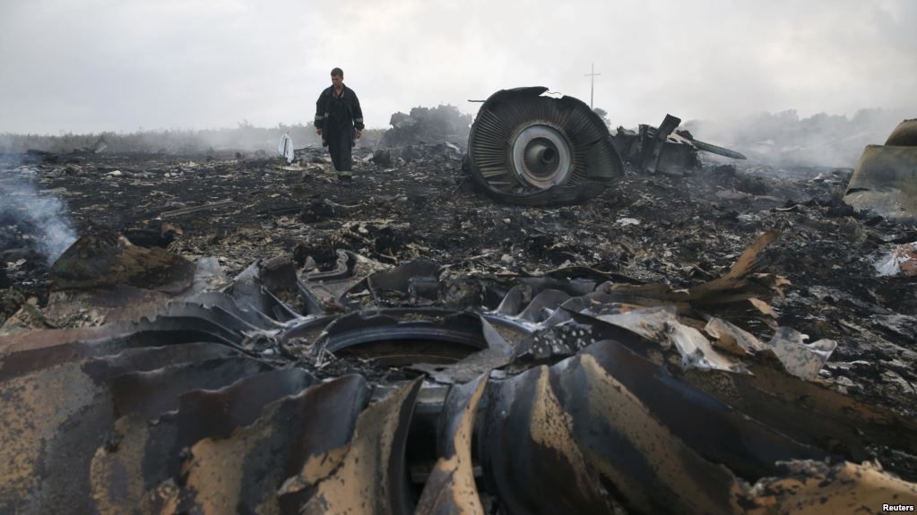 Малайзийский "боинг", следовавший рейсом MH17 из Амстердама в Куала-Лумпур, потерпел крушение в Донбассе, в результате чего погибло 298 человек.
