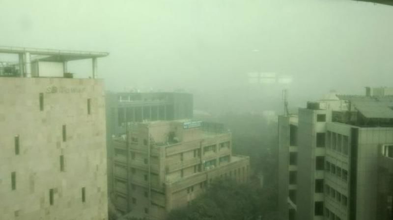 Hazard și stare de urgență în orașul cuprins peste noapte de un nor dens de smog. 