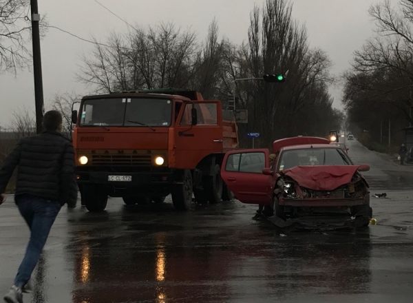 Un Renault a fost făcut praf, după ce a intrat într-un camion pe o stradă din Capitală. 