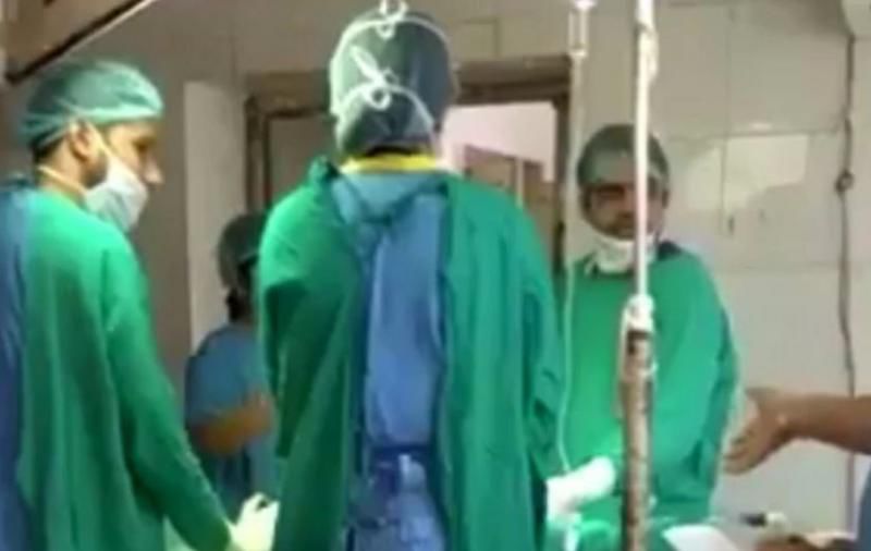 Doi medici au fost suspendați după apariția unui videoclip în care apar certându-se în sala de operații.