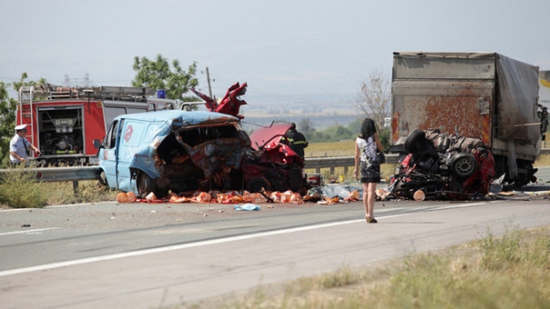Tragedia, soldată cu cel puţin 3 morţi şi 5 răniţi, a fost provocată de un tir românesc.