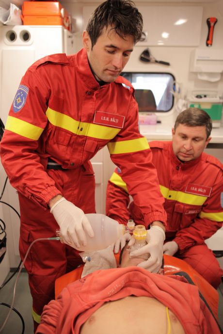 Două persoane au avut nevoie de ajutorul paramedicilor SMURD în urma unui accident rutier, cu implicarea a trei maşini.