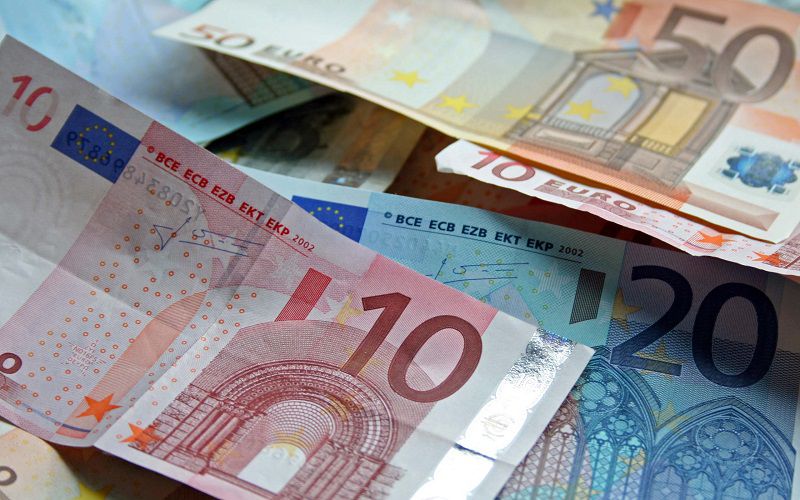 Leul câştigă teren în raport cu moneda unică europeană.