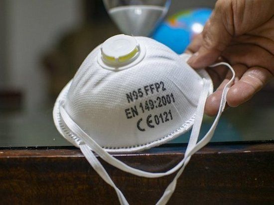 Ученые объяснили, почему маски не останавливают распространение COVID-19.