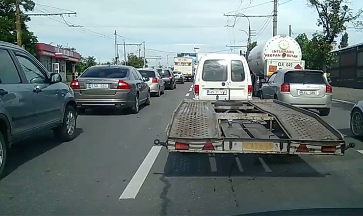 Haz de necaz. Remorcă cu numere de înmatriculare scrise pe carton