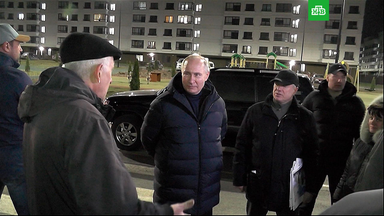 В Мариуполе Путин посетил единственный отстроенный микрорайон в полностью разрушенном городе.