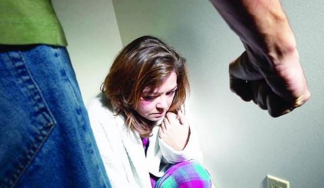 Femeia a fost salvată de câteva ori de poliţie de furia soţului ei, care o bătea zilnic.