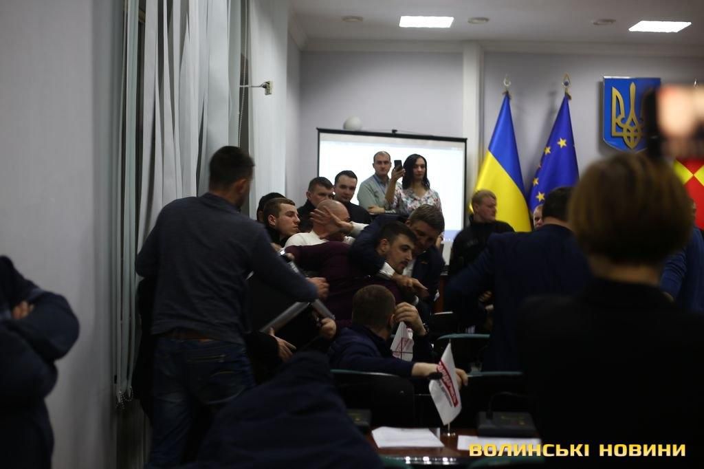 Украинские депутаты устроили массовую драку под флагом ЕС.