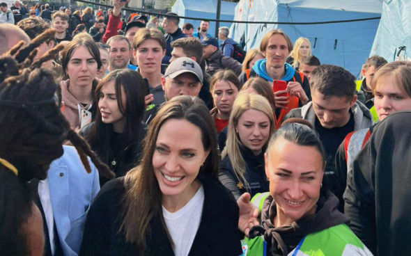 Анджелина Джоли пообщалась с беженцами во Львове.