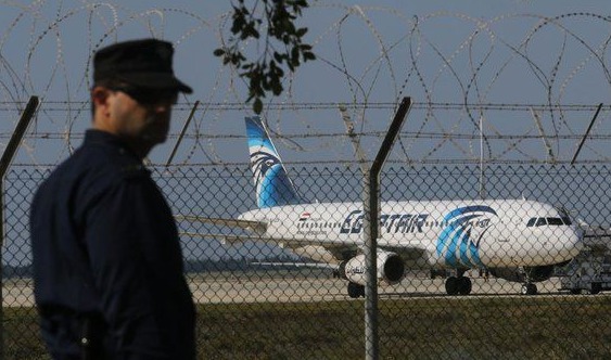 Pilotul avionului operat de compania EgyptAir deturnat în Cipru a fost amenințat de un pasager, care a spus că-și va detona centura cu explozibili.