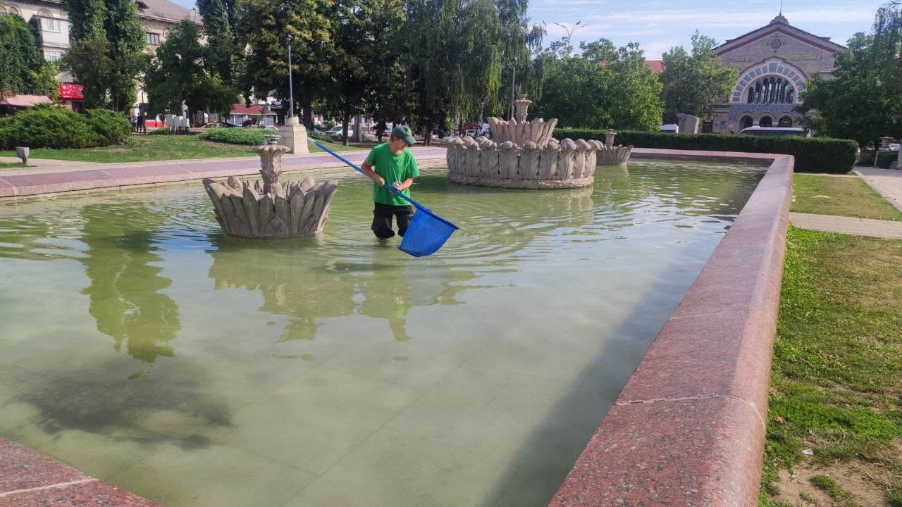 Сотрудники Spații Verzi провели проверку столичных фонтанов.
