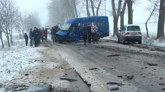 Un Opel s-a ciocnit violent cu un microbuz de pe cursa Chetriș - Falești. 