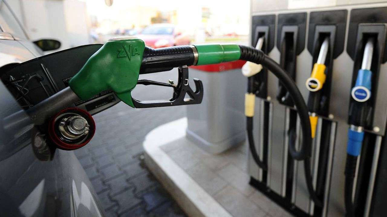 Peste 130 de benzinării au rămas fără combustibil: Experții avertizează asupra accelerării inflației.