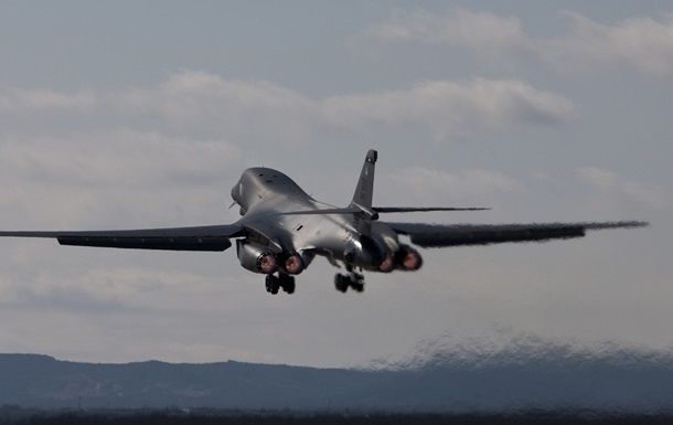 США перебросили еще один бомбардировщик в Европу.