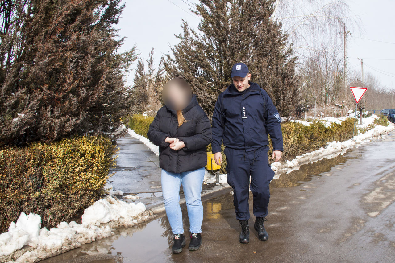 O tânără de 19 ani învinuită de trafic de ființe umane, extrădată din România în R. Moldova.