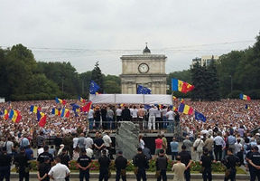 Акция протеста DA, как и майдан, состоит из двух частей.