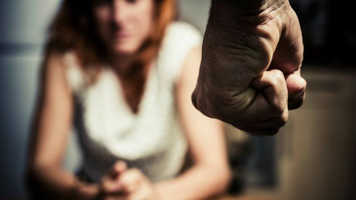 O moldoveancă stabilită la Moscova a fost bătută cu fierul de călcat şi rănită cu o sabie de iubitul său.