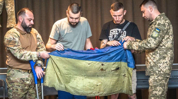 Флаг Украины, развевавшийся над "Азовсталью", передали в музей.