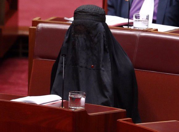Motivul pentru care o senatoare a mers în Parlament îmbrăcată în burqa. Foto: click.ro