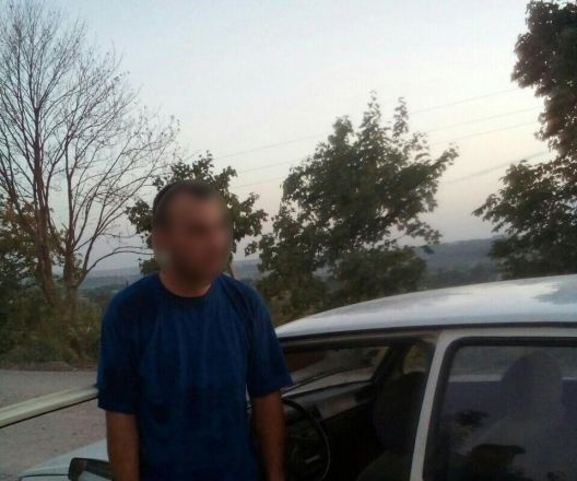 Мужчина остановил транспортное средство и стал приставать к попутчице.