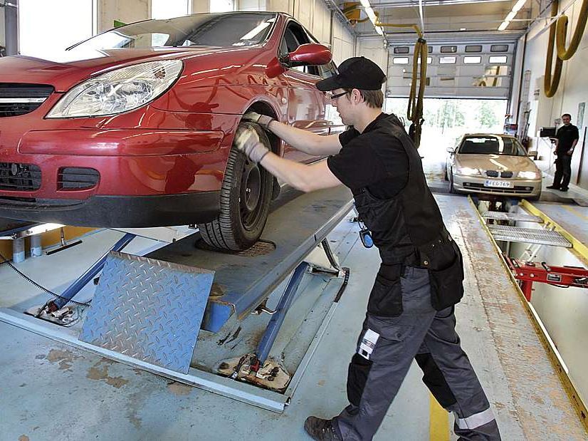 Украина в 2011 году отменила обязательный техосмотр для легковых авто.