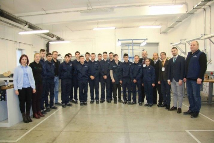Более 1100 студентов обучаются по 21 учебной программе  профессиональной подготовки с использованием дуального образования.