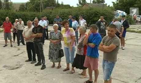 Adunare cu scântei la Ţânţăreni: Localnicii vor să-şi demită primarul şi consilierii locali. Foto: captură video
