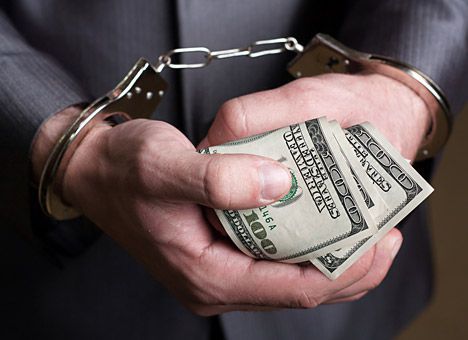 По данным следствия, он вымогал две тысячи евро у одного из заключенных.