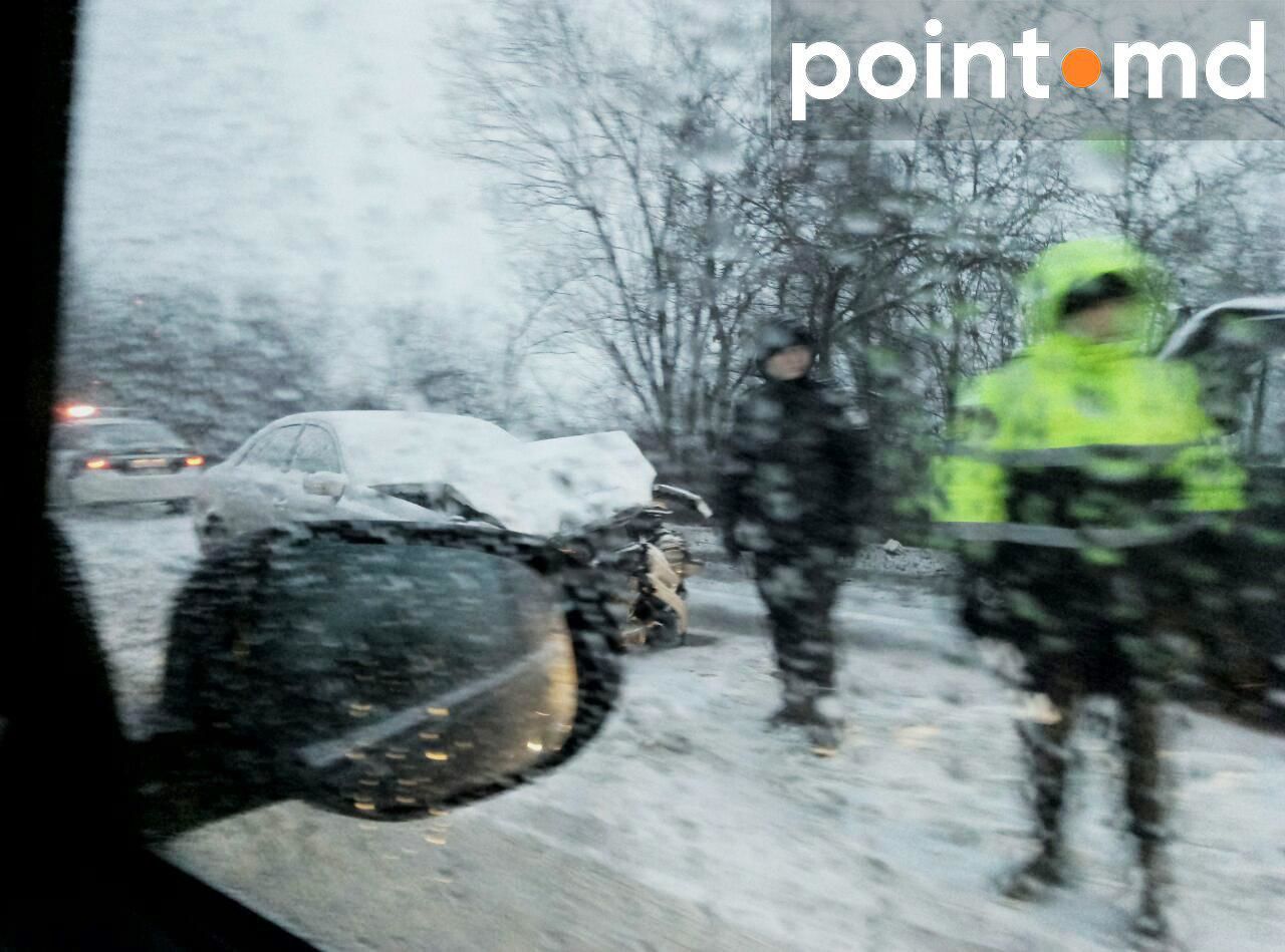 На выезде из Кишинева произошло ДТП с участием двух автомобилей. 
