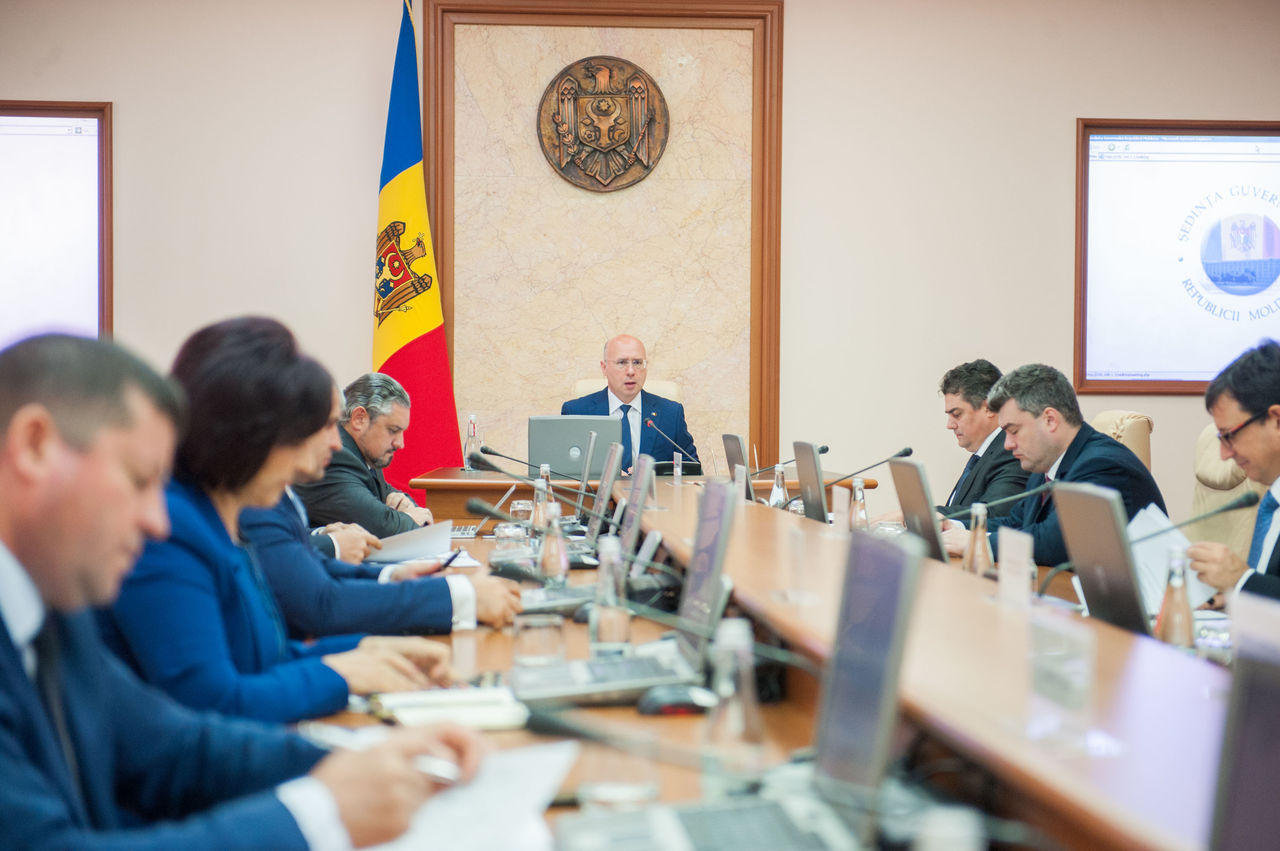 Полномочия членов правительства на время избирательной кампании временно возлагаются на генеральных секретарей министерств. 