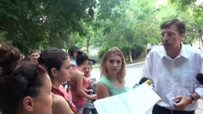 Scandal la șantierul de construcții de pe str. Milescu Spătaru. Locatarii s-au luat la harță cu primarul.