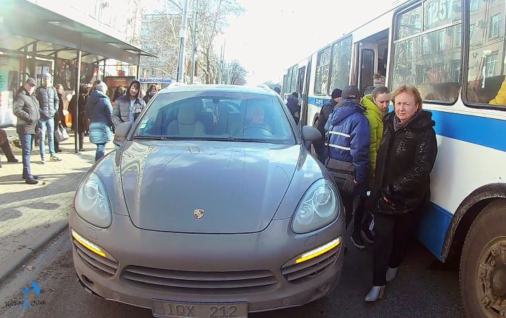 В центре Кишинева автохамка припарковалась прямо на остановке.