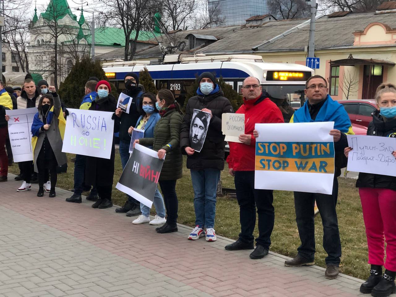 У посольства России в Кишиневе проходит антивоенный митинг.