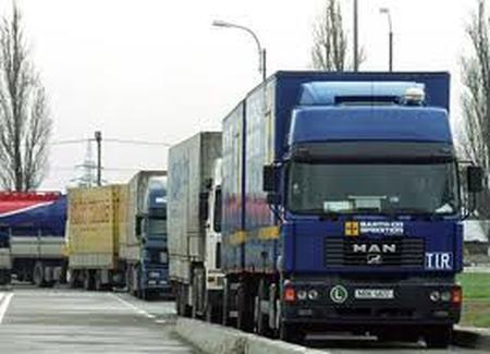 Autocamioanele au format cozi de peste cinci kilometri până la Vama Tudora- Staroekazacie.