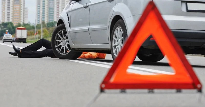 Автомобиль совершил наезд на молодого человека, который пытался поймать «попутку».