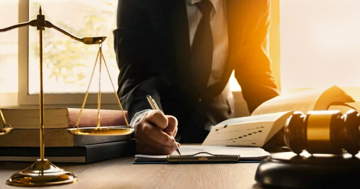 Un avocat, condamnat pentru trafic de influență: Instanța l-a amendat și privat de dreptul de a profesa.
