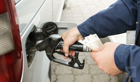 Preţul plafon pentru benzină a crescut faţă de cel precedent cu 6 bani, în schimb pentru motorină a scăzut cu 10 bani.