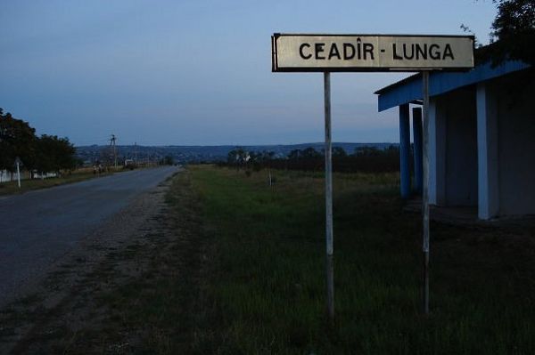 Молодежь распивает на заправках спиртные напитки, слышна нецензурная брань.