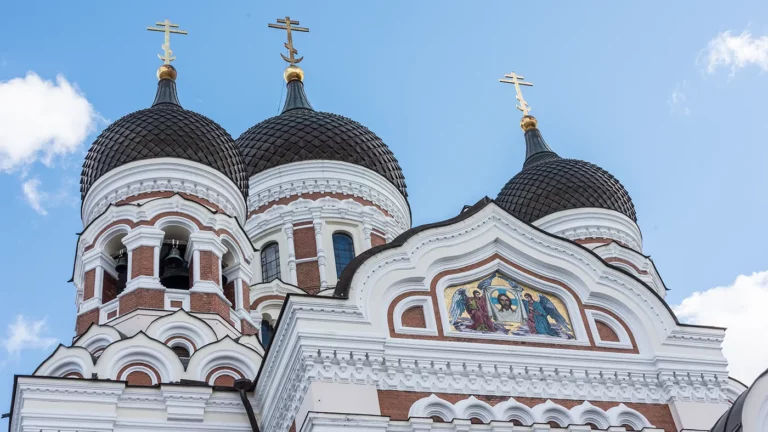 В Эстонии заблокирован закон о запрете связи церкви с РПЦ.