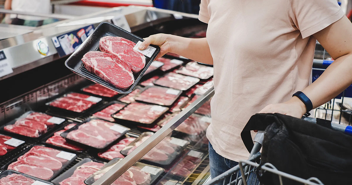 Tarifele impuse de Trump pot duce la un deficit de carne de vită în SUA.