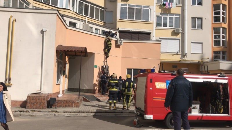 Стали известны подробности гибели годовалого малыша после падения из окна квартиры на девятом этаже.