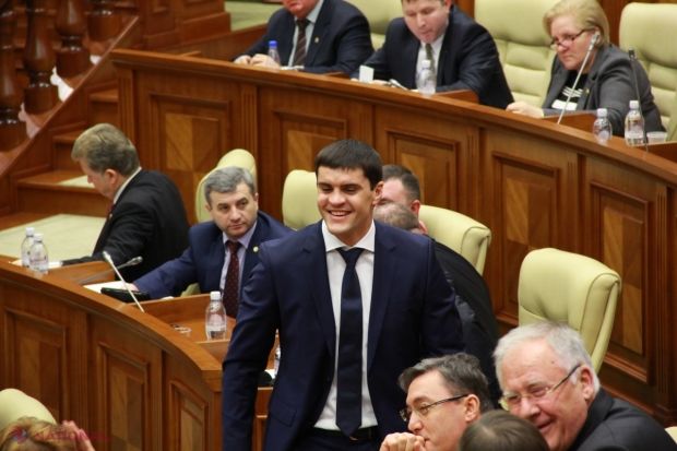 Unde se grăbește Constantin Țuțu în timp ce are loc ședința Parlamentului. Foto: ziarulnational.md