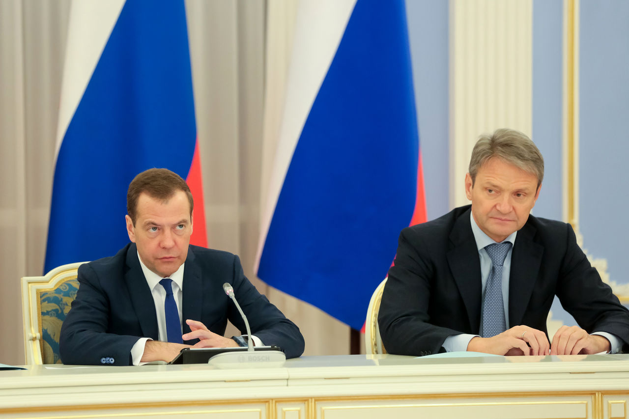 Медведев опоздавшему Ткачёву: Будильник себе ставьте в разные места.
