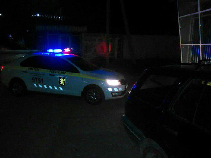 Plimbare nocturnă cu o mașină furată. Doi minori și un adult, reținuți. Foto: inp.md