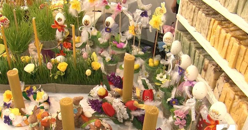 В Чистый четверг православные несут в храмы вино, мед и калачи.