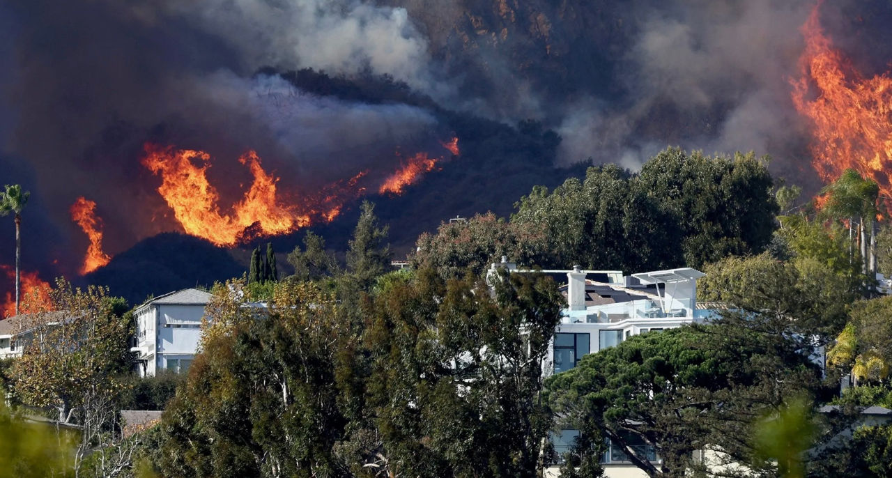 Un milionar le-a propus bani pompierilor pentru a-i salva casa și i-a înfuriat pe locuitorii din Los Angeles.