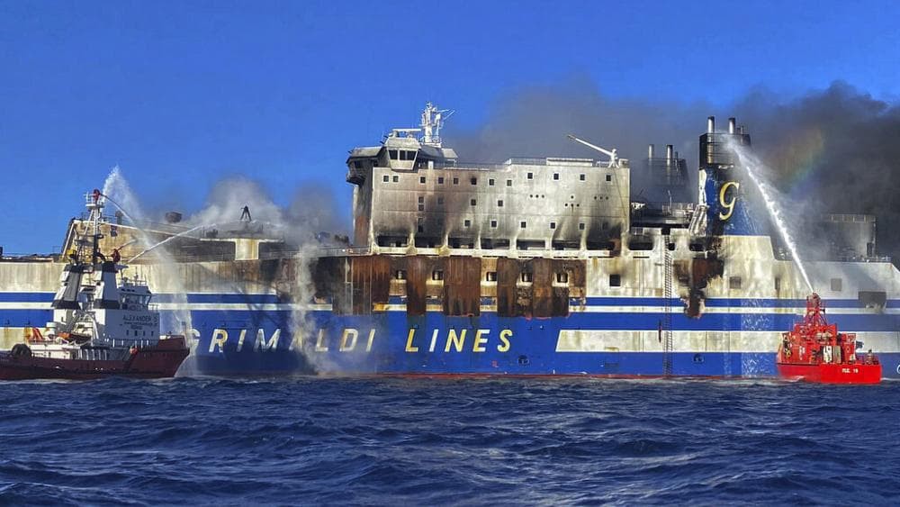 На горящем пароме вблизи острова Корфу ищут пропавших.