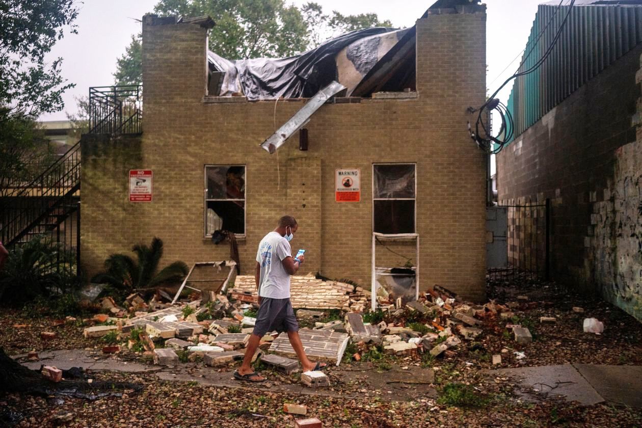 Мощный ураган "Зета" обрушился на побережье США.